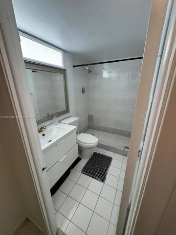 $3,300 | 5750 Collins Avenue, Unit 10J, Miami Beach, FL 33140