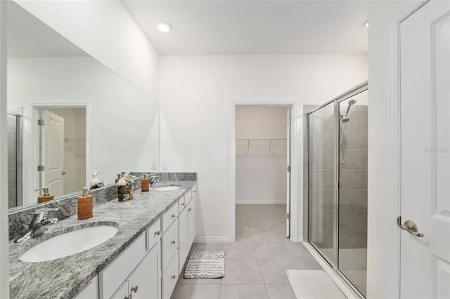 a view of a house with backyard and garden