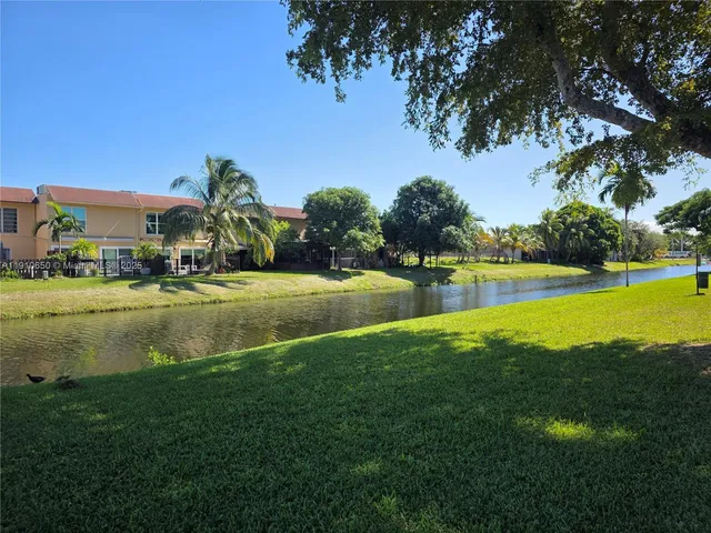 $2,000 | 10399 North Kendall Drive, Unit AA8, Miami, FL 33176