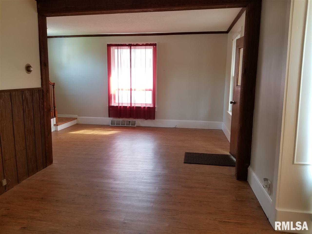 2811 Pershing Boulevard Clinton, IA 52732 - Photo 4 of 8 Gallery Image 4