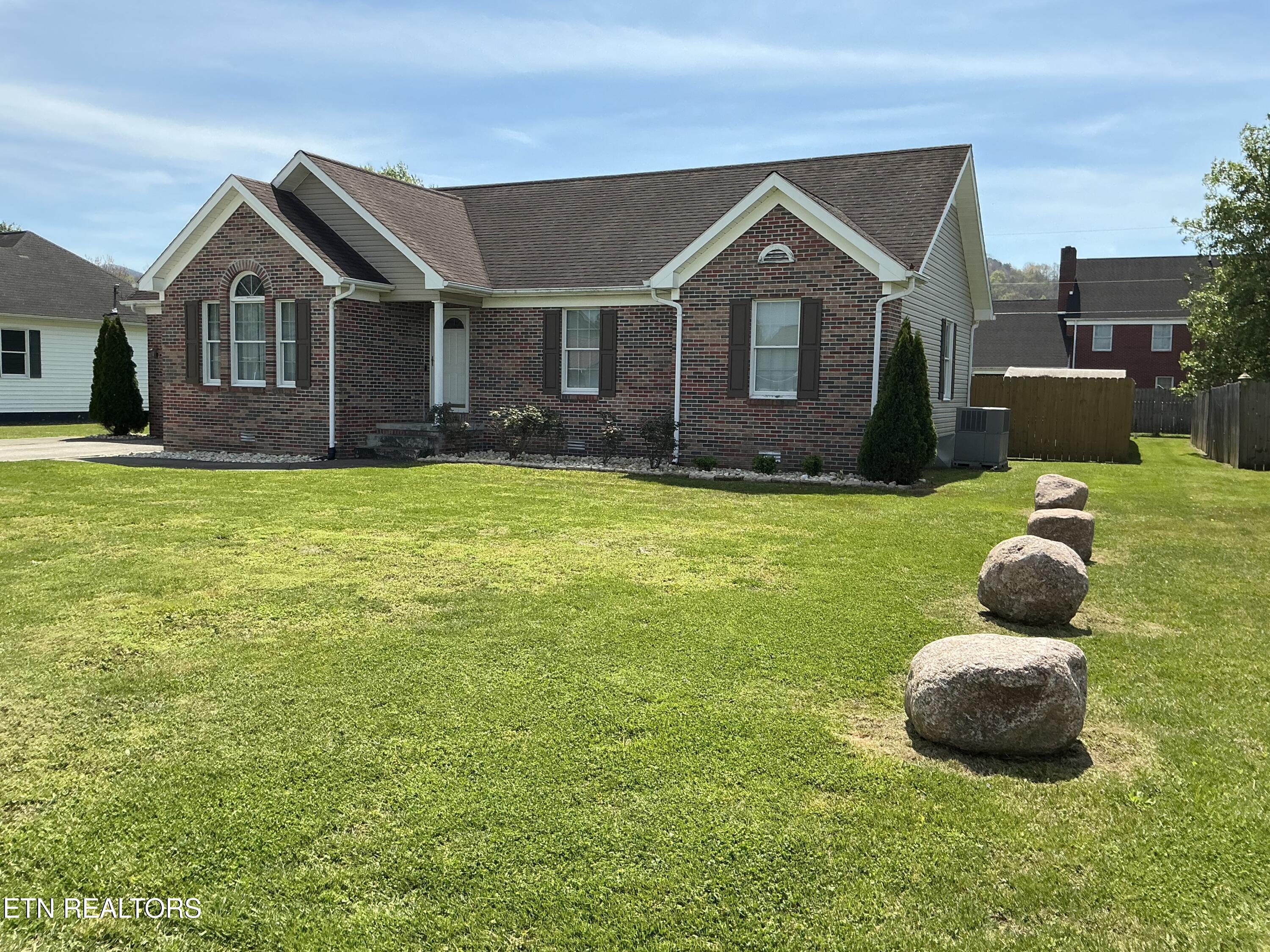913 Doncaster Street Middlesboro, KY 40965 - Photo 2 of 19 IMG_5653 (2)