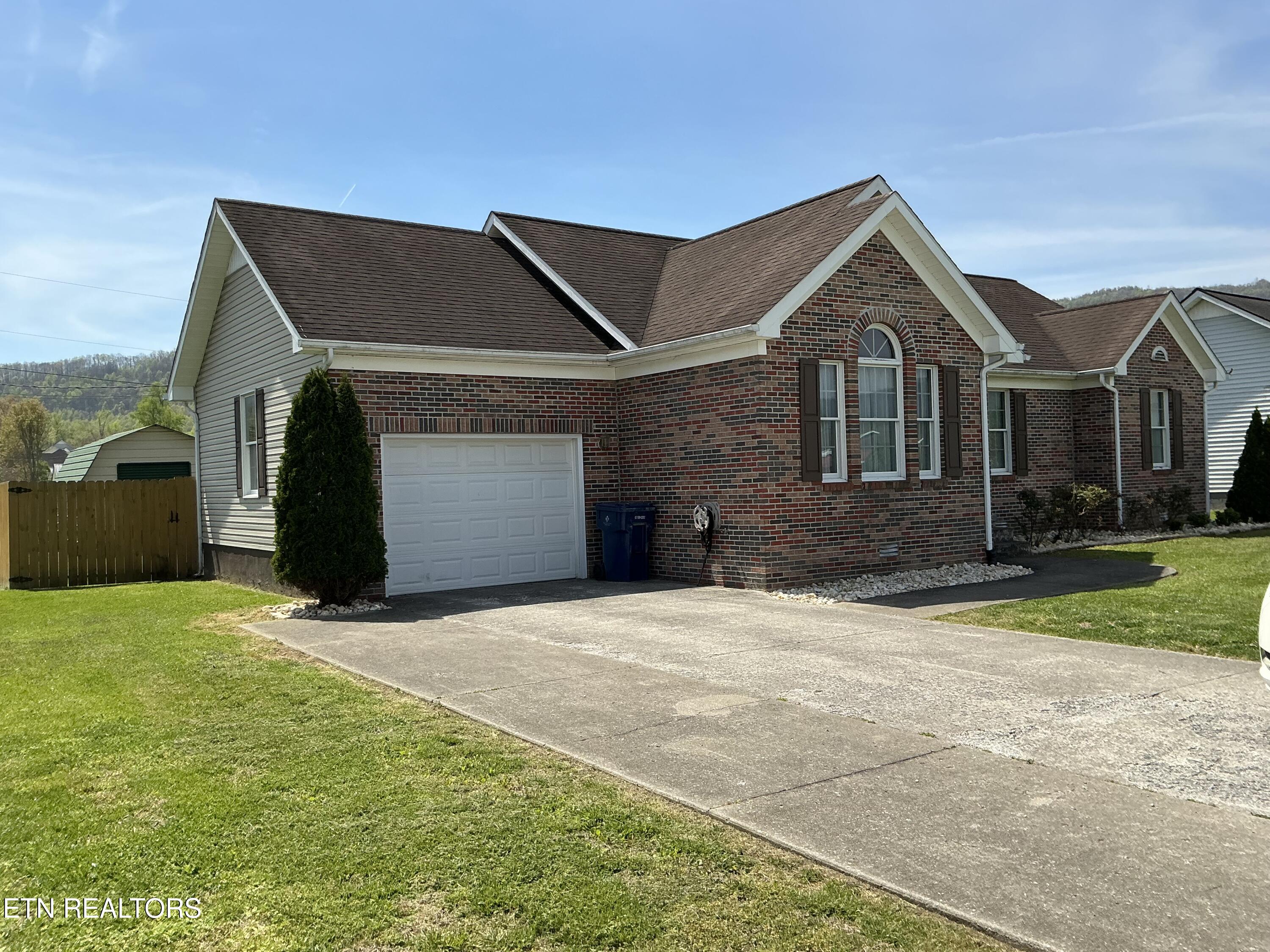 913 Doncaster Street Middlesboro, KY 40965 - Photo 3 of 19 IMG_5654 (2)