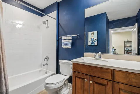 $575,000 | 850 Village Center Drive, Unit 201, Burr Ridge, IL 60527