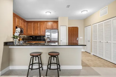 $575,000 | 850 Village Center Drive, Unit 201, Burr Ridge, IL 60527