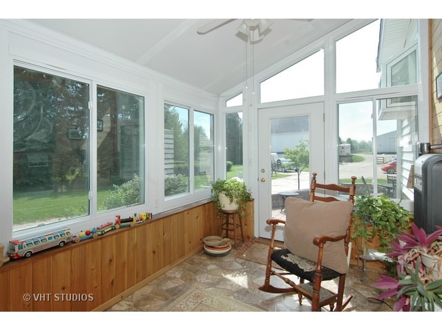 10-n008 Muirhead Road Elgin, IL 60124 - Photo 7 of 22