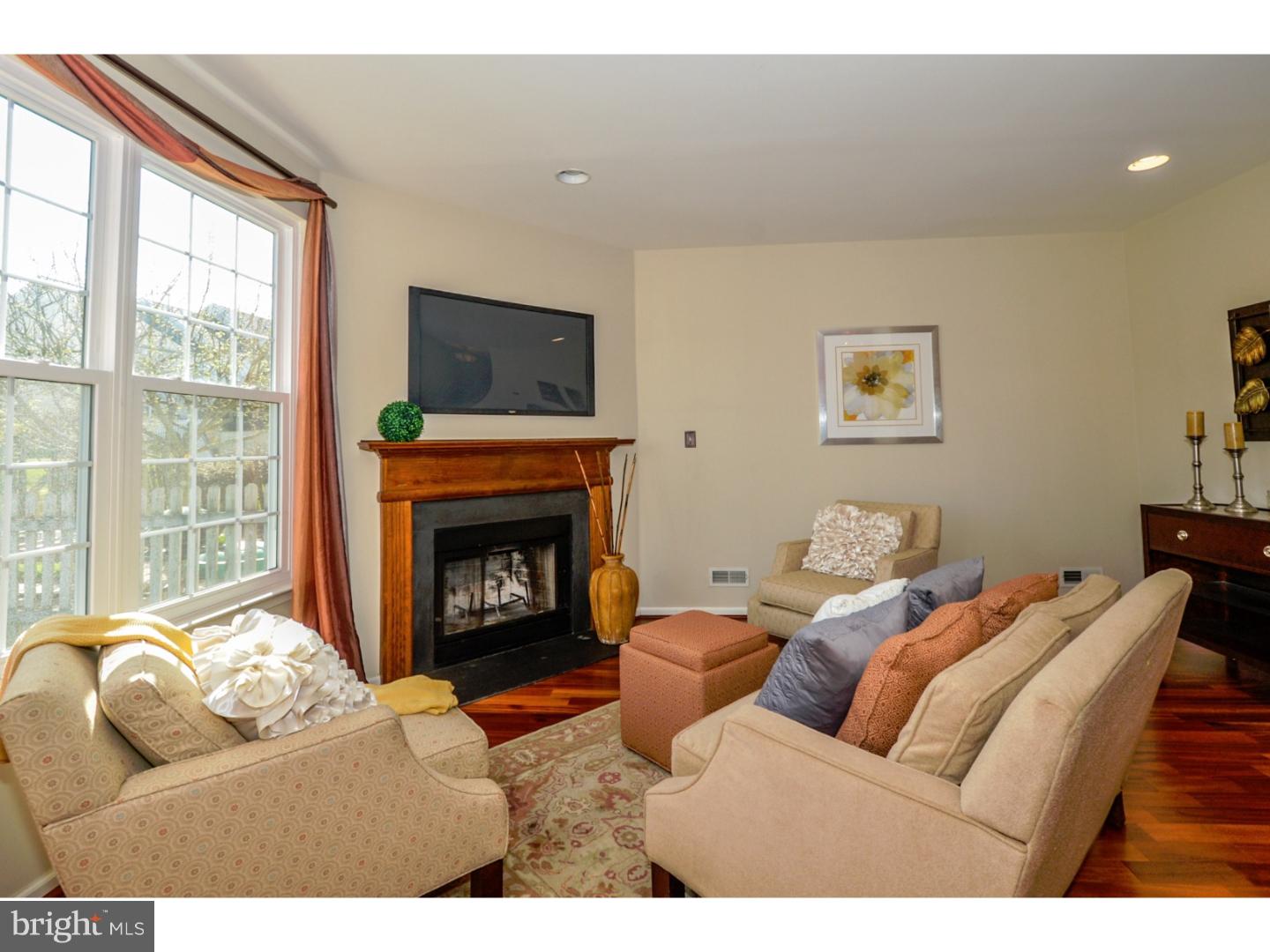 33 Country Road Perkasie, PA 18944 - Photo 16 of 25 Living Room