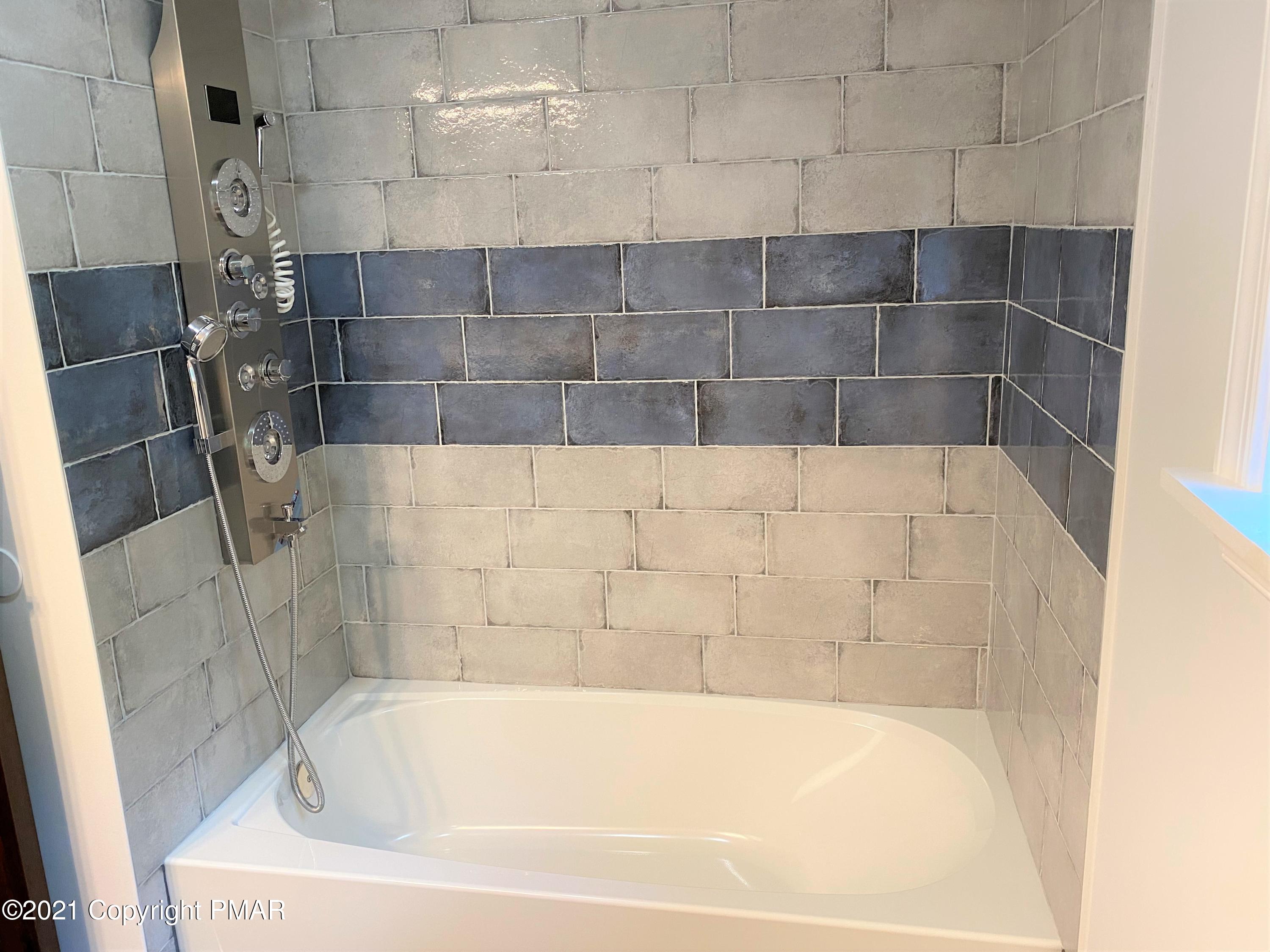 143 Britt Court Cresco, PA 18326 - Photo 16 of 35 a bathroom with a bathtub