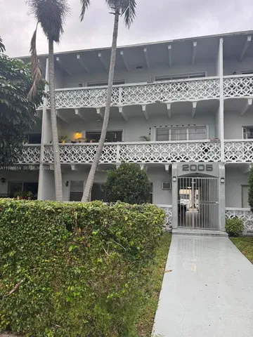 $1,450 | 2005 Sans Souci Boulevard, Unit 104, North Miami, FL 33181