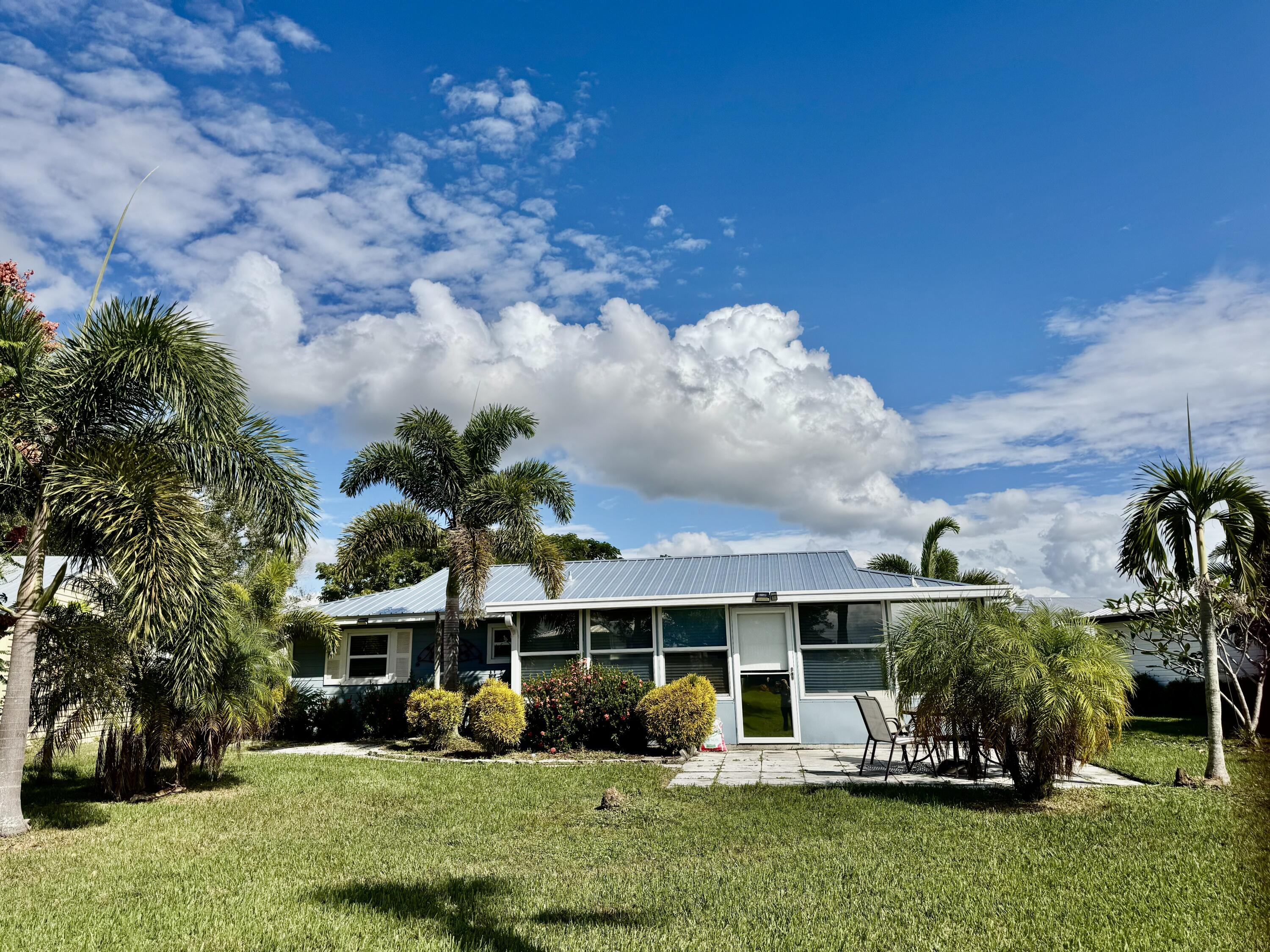 5248 Southeast 43rd Trace Okeechobee, FL 34974 - Photo 2 of 35 front view of house with a yard