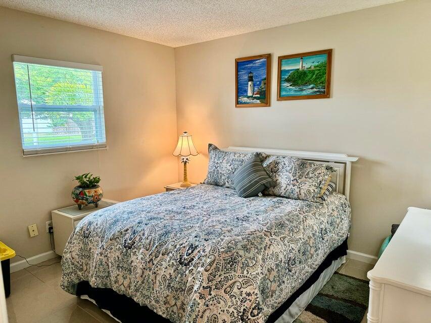 5248 Southeast 43rd Trace Okeechobee, FL 34974 - Photo 10 of 35 a bedroom with a bed and painting on the wall