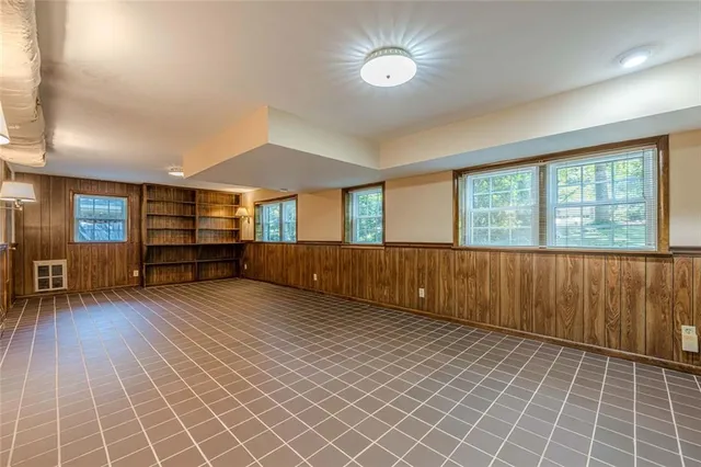 a view of a house with backyard and garden