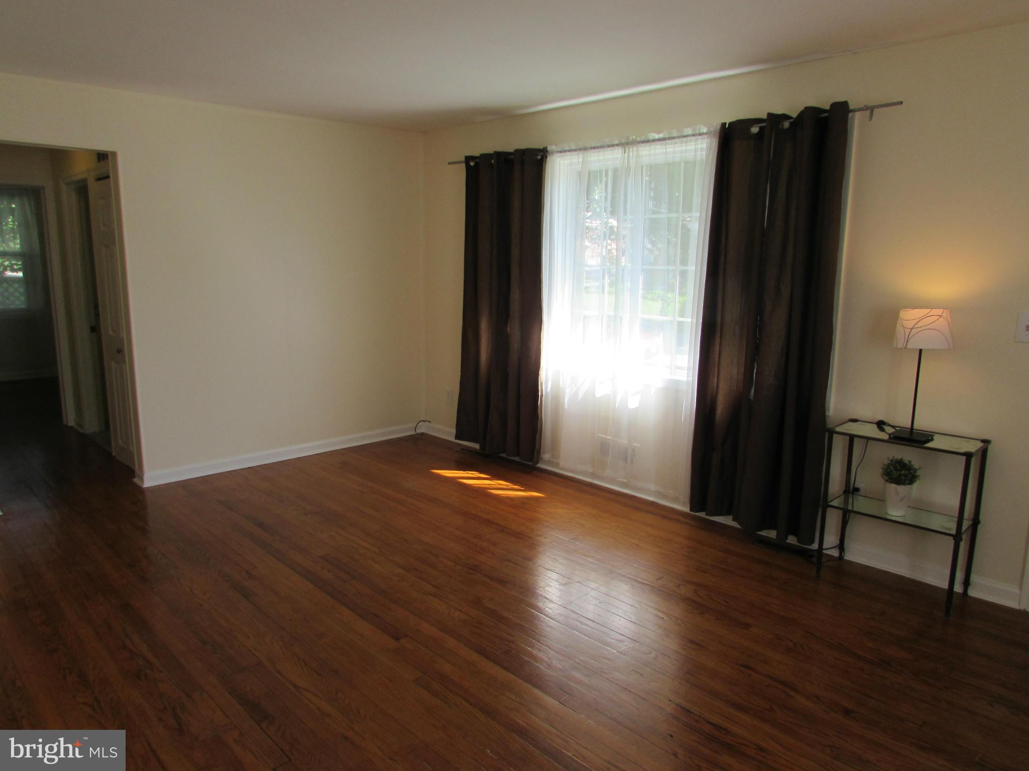 404 Nottingham Road Baltimore, MD 21229 - Photo 3 of 23 Living Room