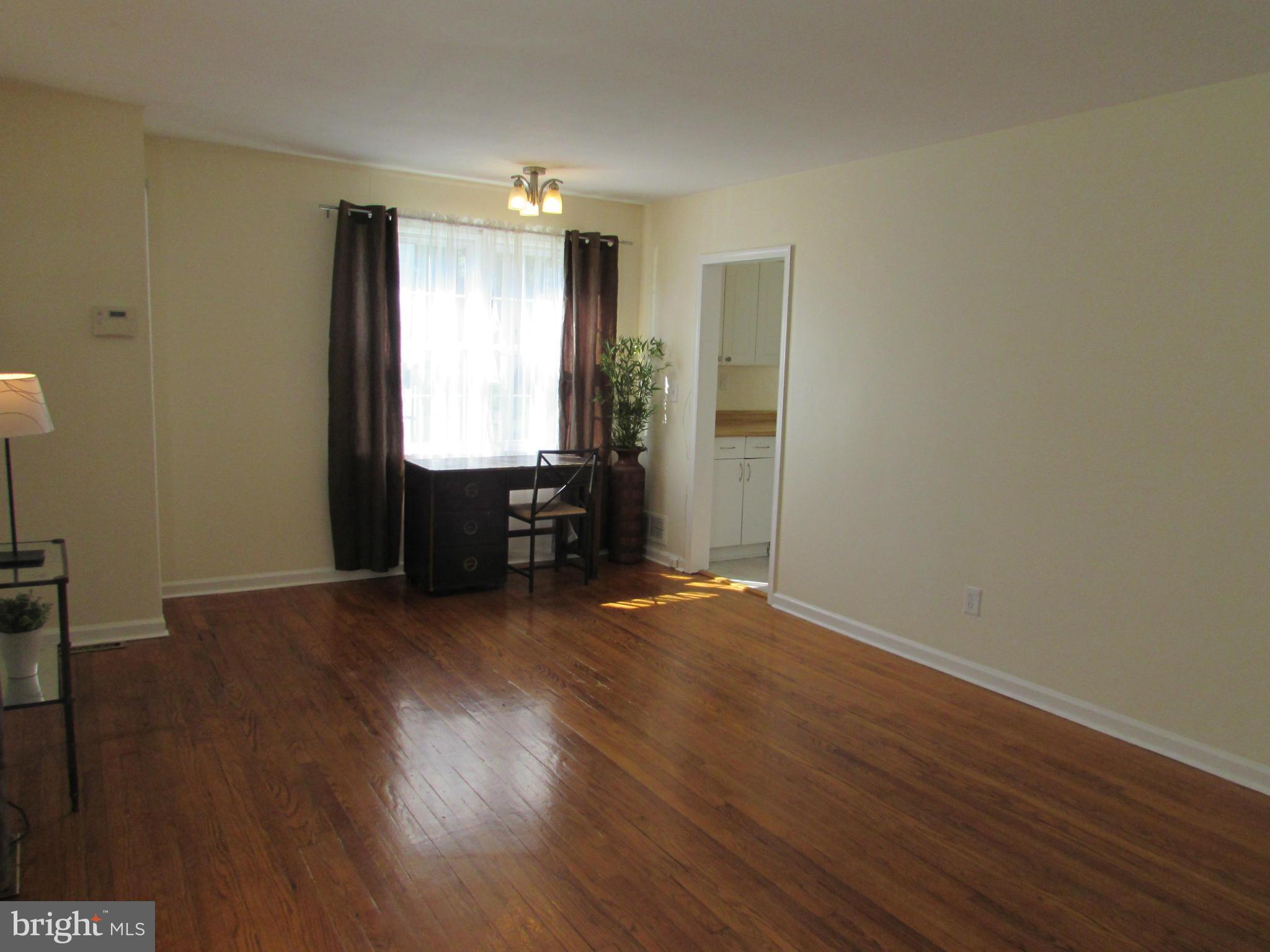 404 Nottingham Road Baltimore, MD 21229 - Photo 4 of 23 Living Room