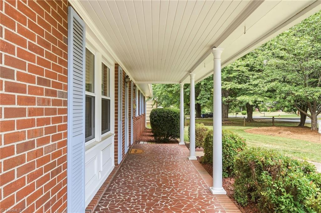 112 Queensbury Road Winston-Salem, NC 27104 - Photo 2 of 42