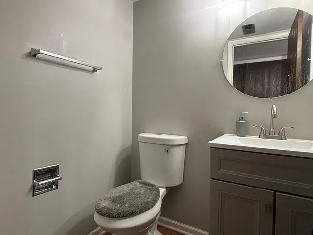 $2,600 | 2015 Williamsburg Drive, Streamwood, IL 60107