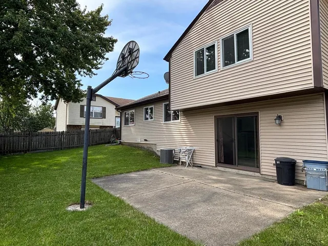 $2,600 | 2015 Williamsburg Drive, Streamwood, IL 60107