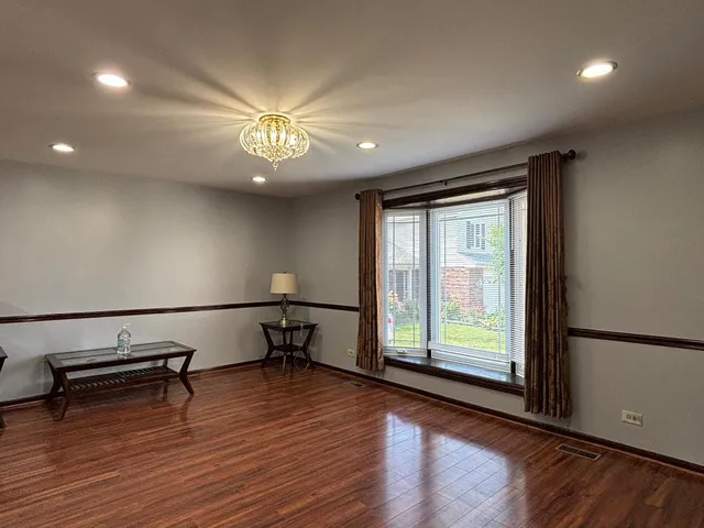 $2,600 | 2015 Williamsburg Drive, Streamwood, IL 60107