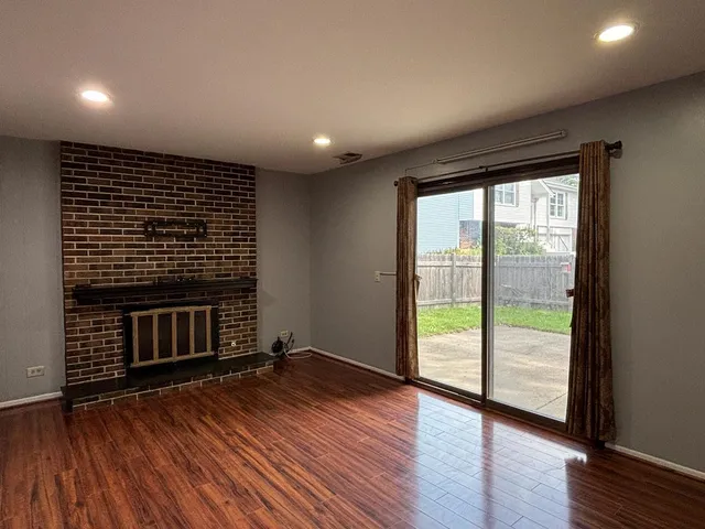 $2,600 | 2015 Williamsburg Drive, Streamwood, IL 60107