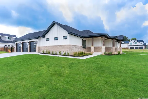 $648,900 | 109 Chinaberry Hill, La Vernia, TX 78121