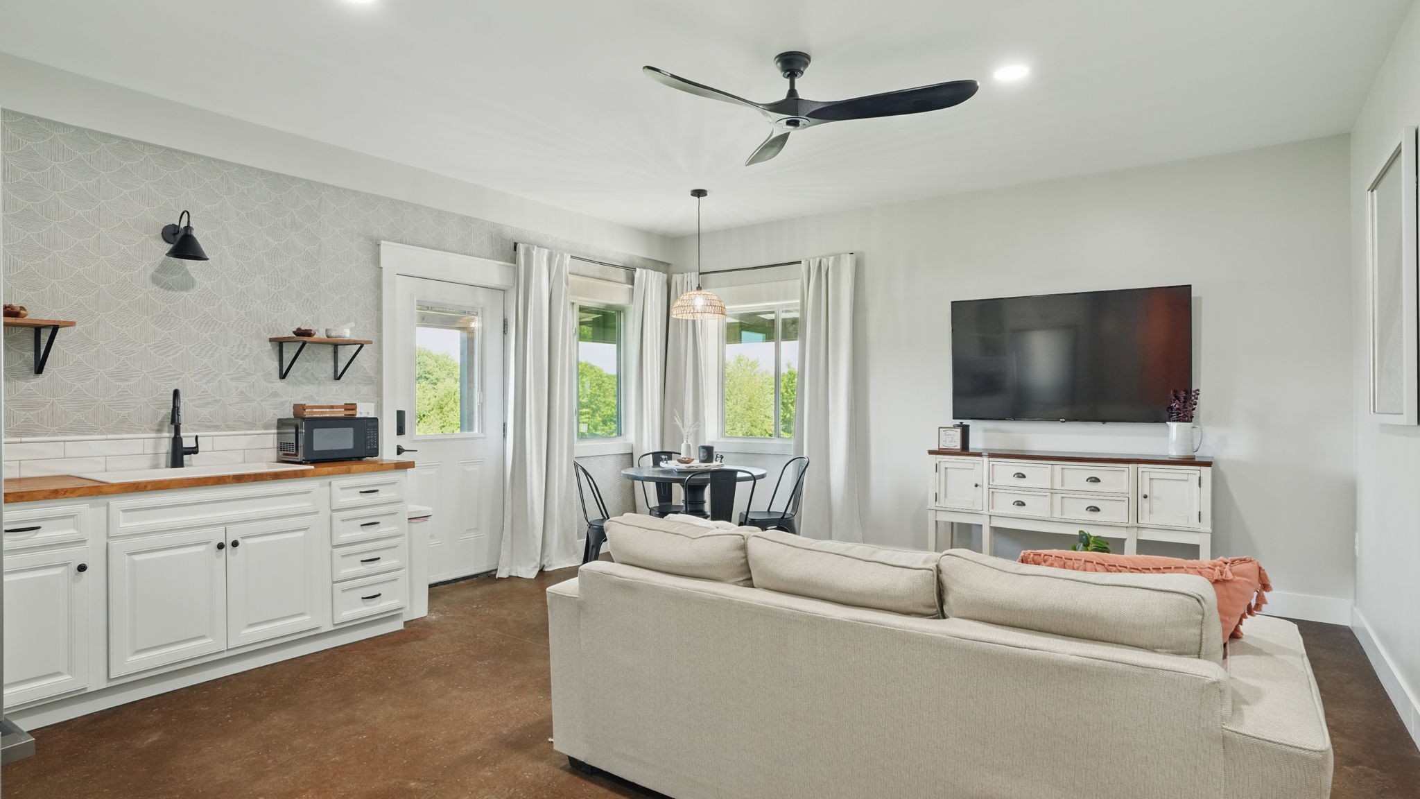 211 Claypool Road Bethpage, TN 37022 - Photo 31 of 73 a living room with furniture and a flat screen tv