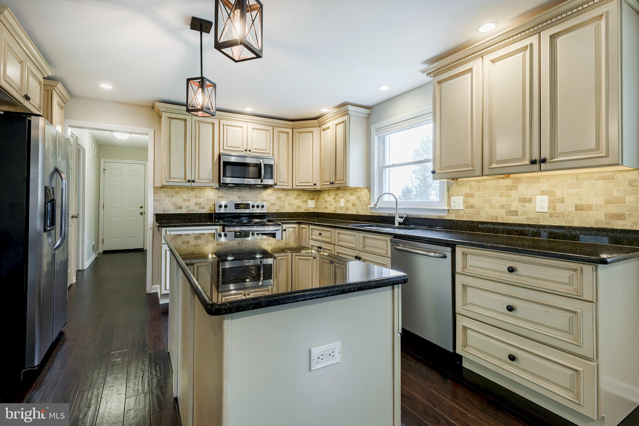 Eat-In Kitchen
