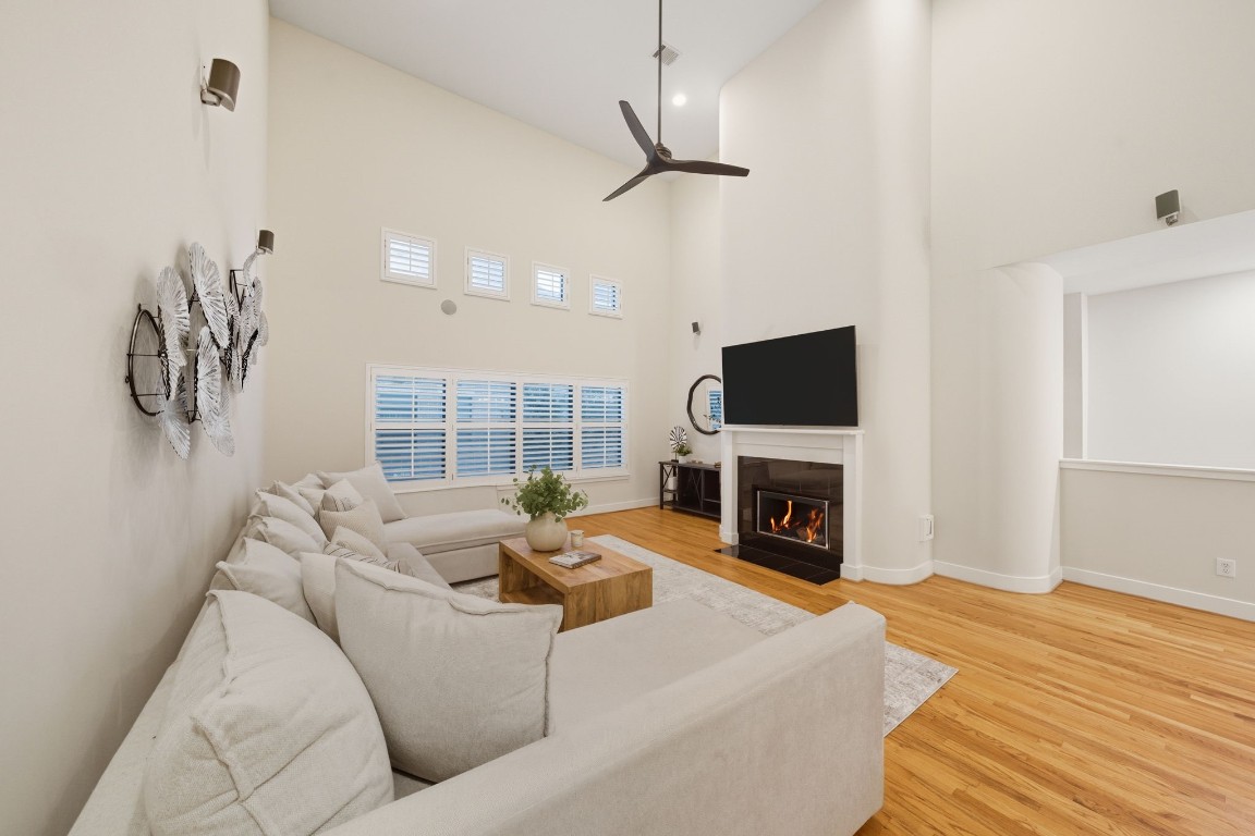 5817 Darling Street, Unit D Houston, TX 77007 - Photo 16 of 40 a living room with fireplace furniture and a flat screen tv