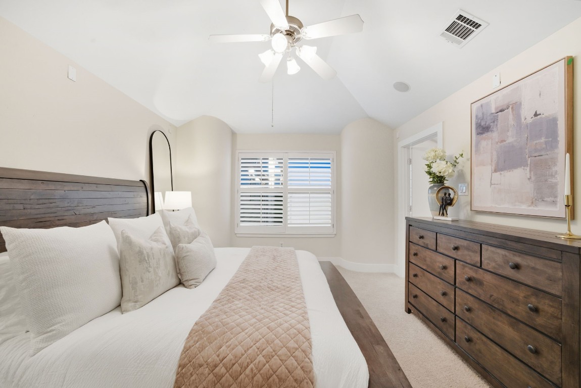 5817 Darling Street, Unit D Houston, TX 77007 - Photo 25 of 40 a living room with furniture and a window
