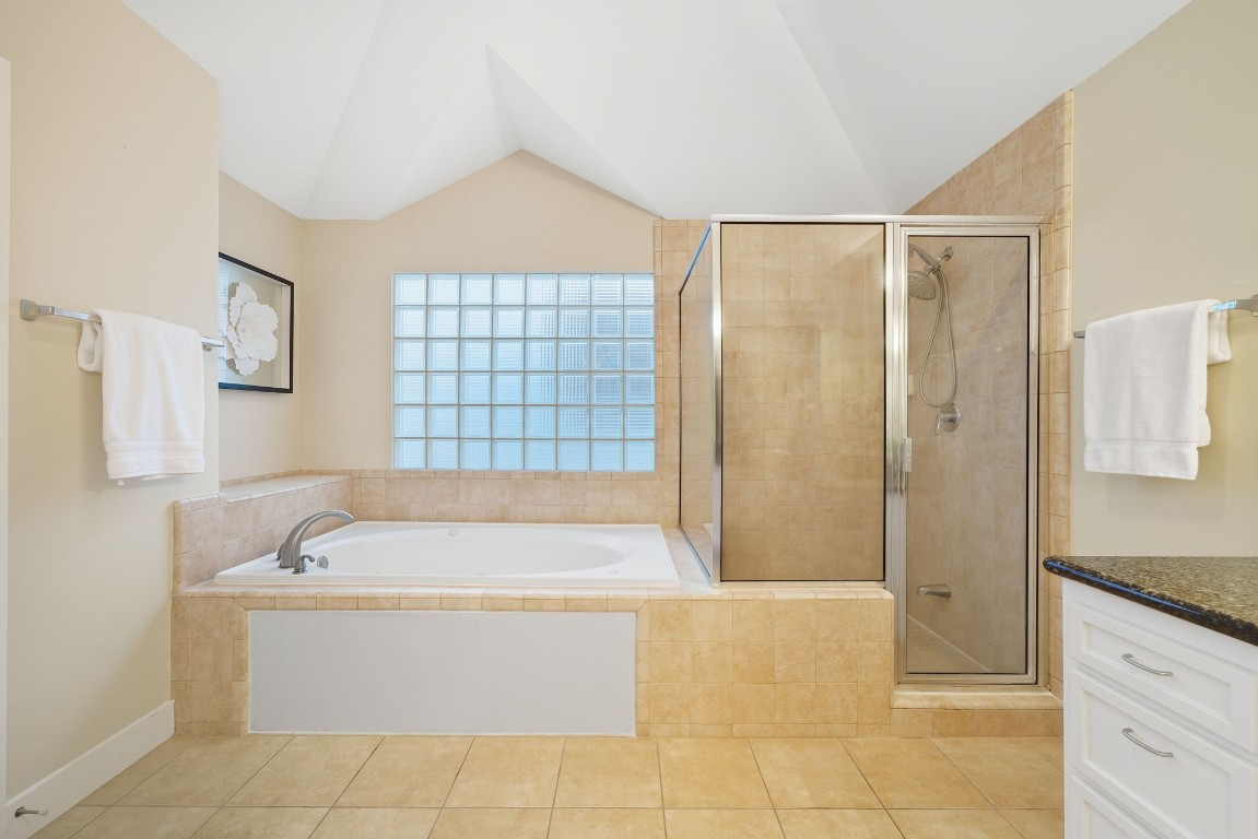 5817 Darling Street, Unit D Houston, TX 77007 - Photo 27 of 40 a spacious bathroom with a bathtub and shower