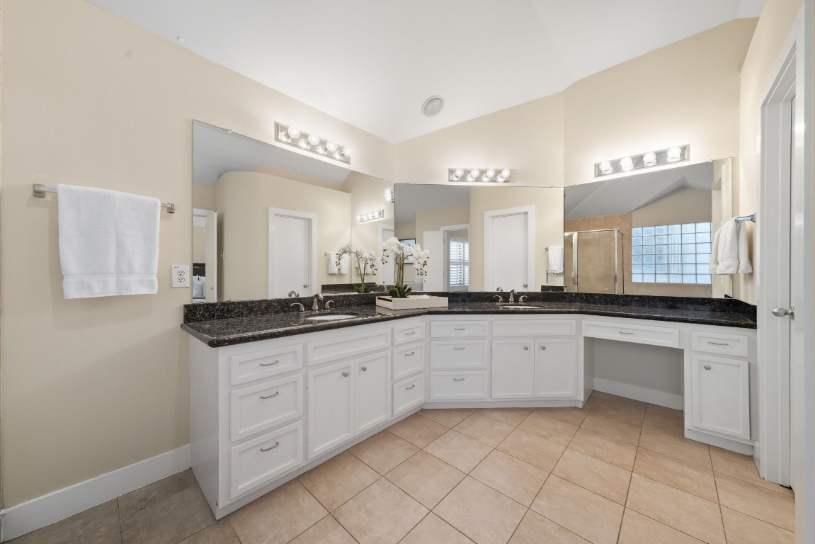 5817 Darling Street, Unit D Houston, TX 77007 - Photo 28 of 40 a large bathroom with a sink and a mirror