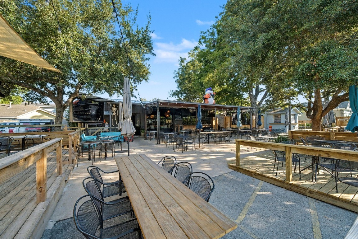 5817 Darling Street, Unit D Houston, TX 77007 - Photo 31 of 40 a view of a house with swimming pool and sitting area