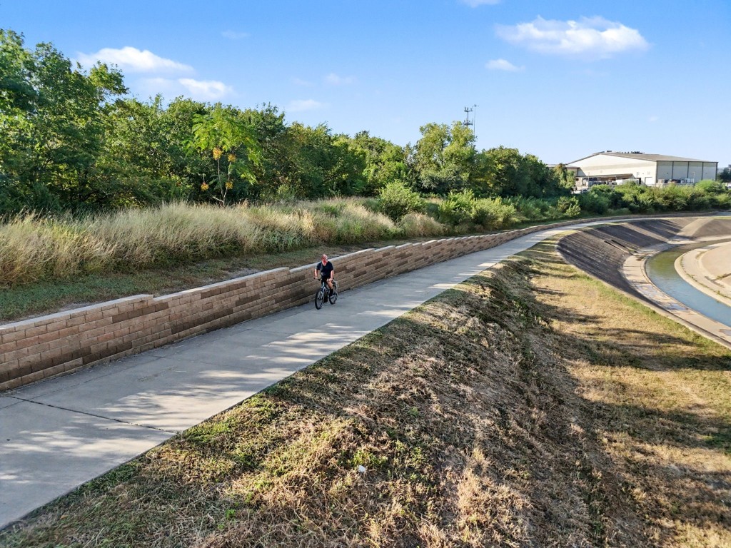 5817 Darling Street, Unit D Houston, TX 77007 - Photo 33 of 40 a view of a yard with a tree