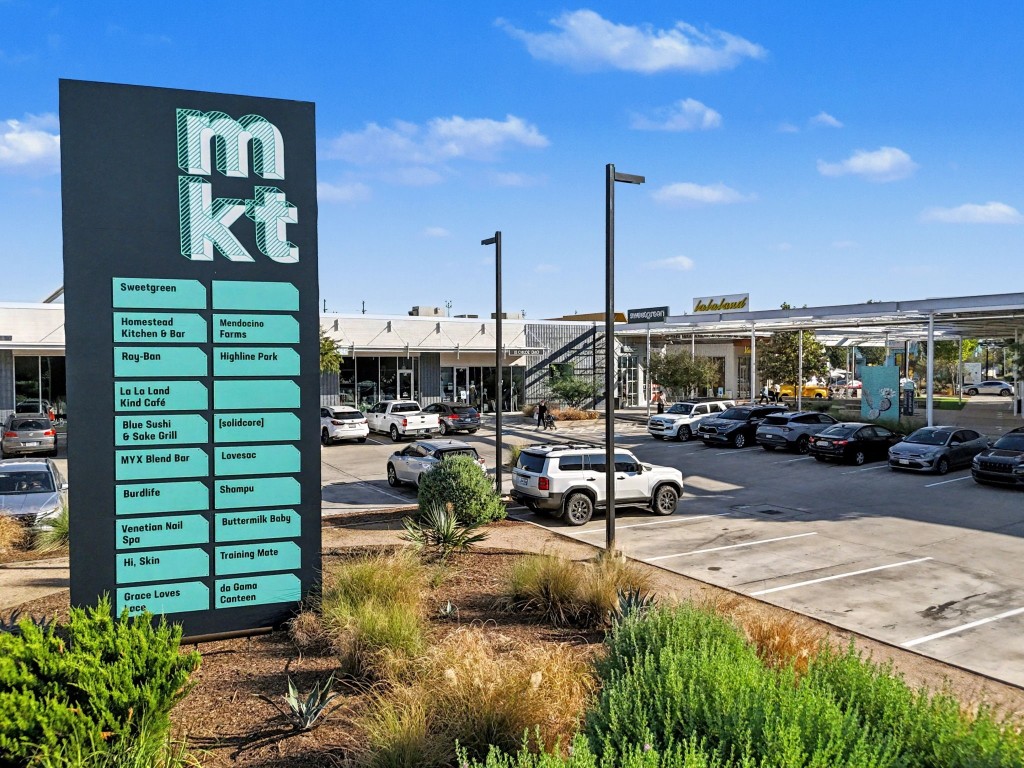 5817 Darling Street, Unit D Houston, TX 77007 - Photo 34 of 40 a view of a swimming pool with a patio