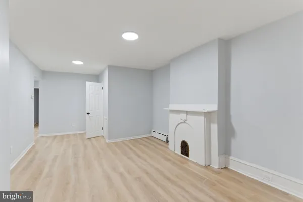 a view of livingroom with furniture