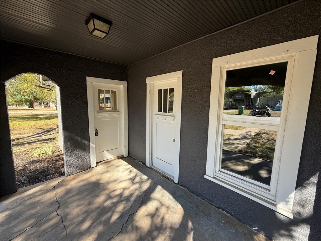 705 East 9th Street Coleman, TX 76834 - Photo 11 of 29 a bedroom with windows