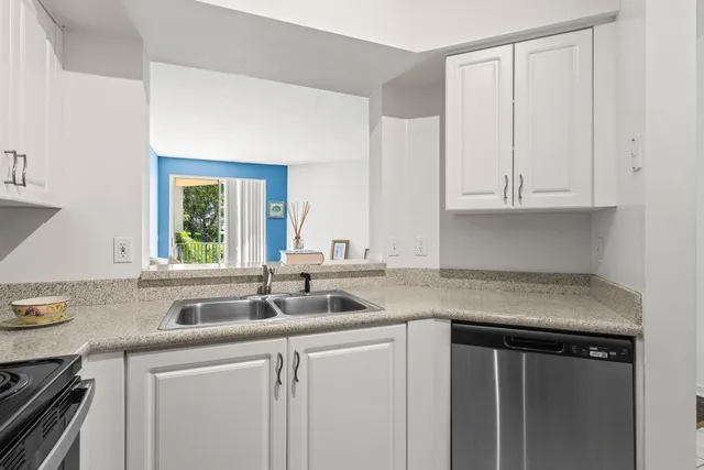 $2,195 | 1951 Brandywine Road, Unit 207, West Palm Beach, FL 33409