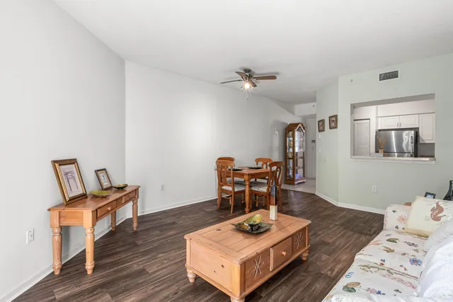 $2,195 | 1951 Brandywine Road, Unit 207, West Palm Beach, FL 33409