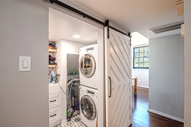a view of entryway with washer and dryer