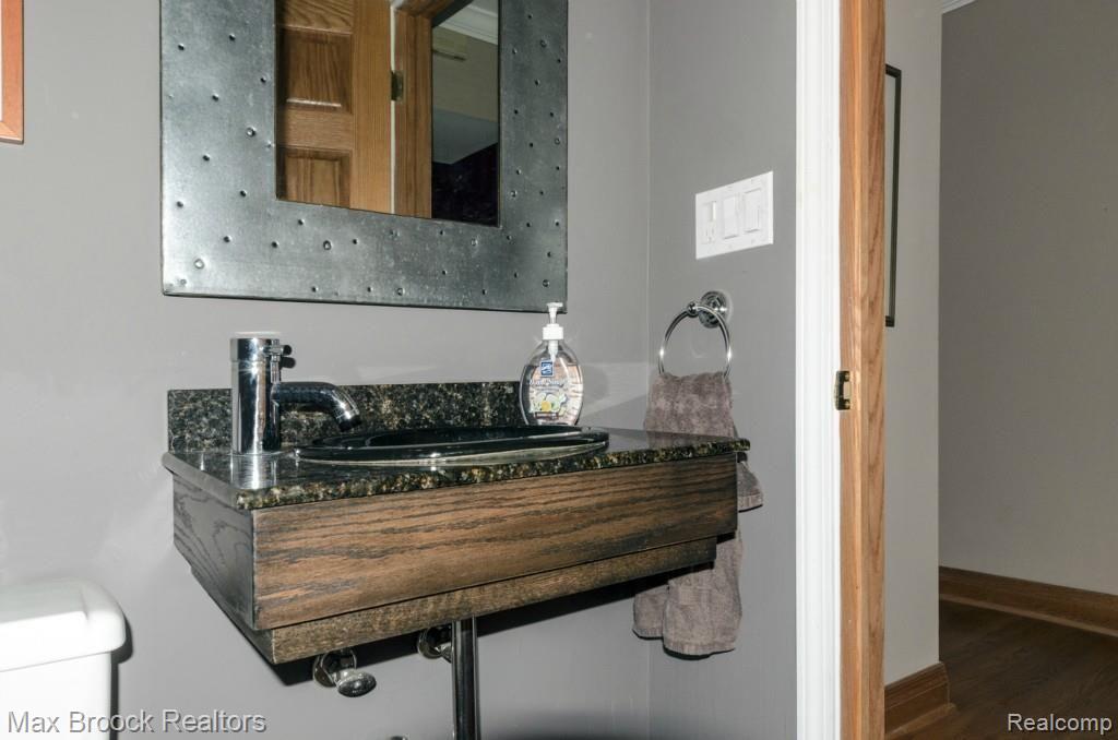 364 Baldwin Road Birmingham, MI 48009 - Photo 14 of 20 POWDER ROOM