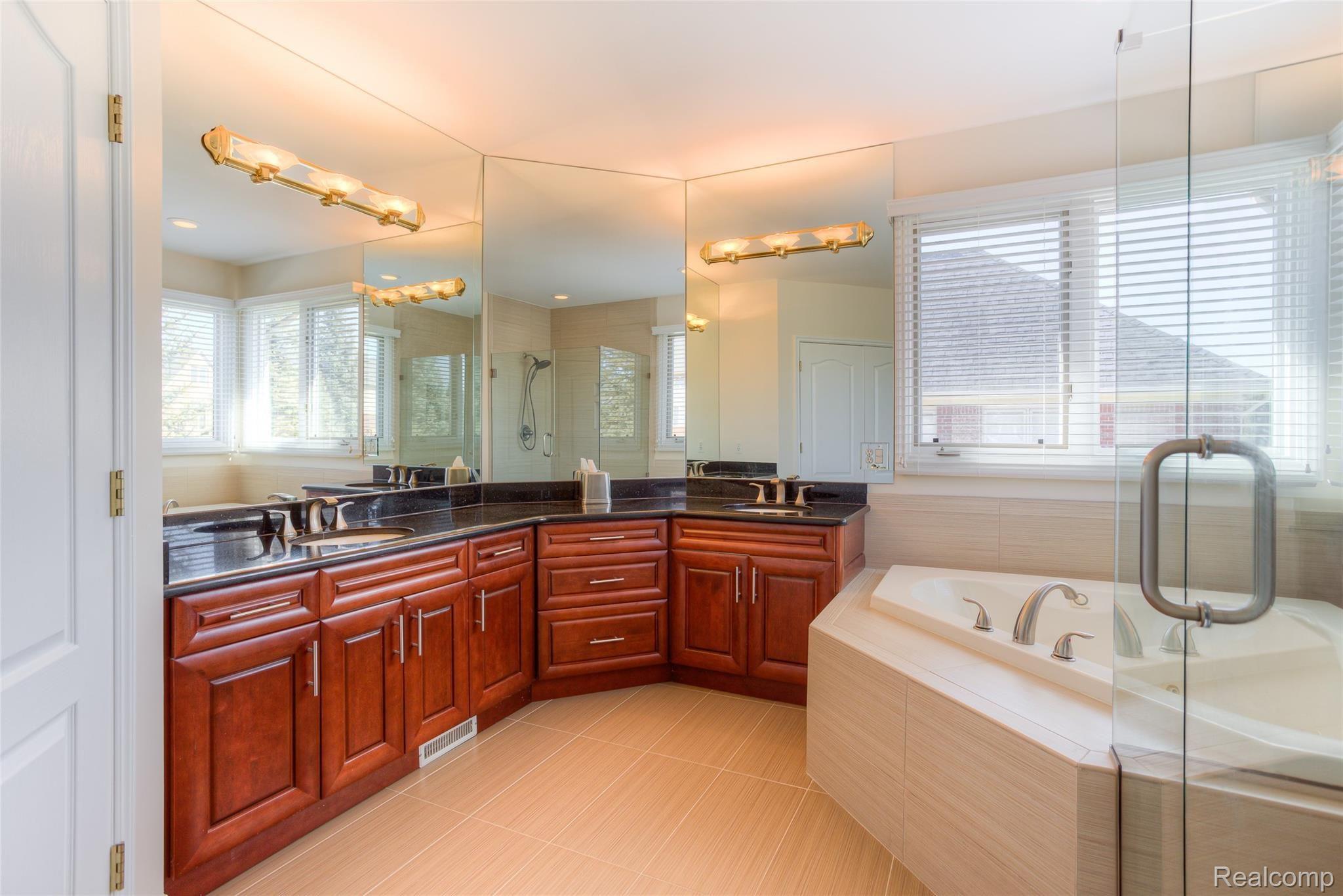 702 Panorama Drive Rochester, MI 48306 - Photo 63 of 77 702 panorama interiors (40).jpg