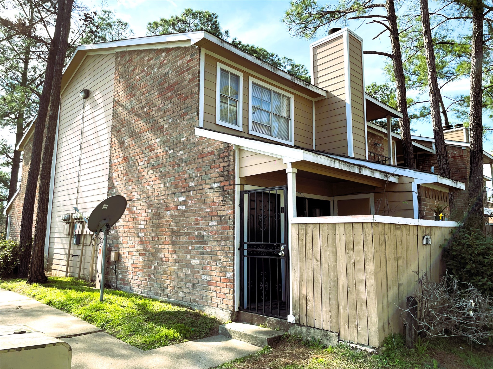7402 Alabonson Road, Unit 108 Houston, TX 77088 - Photo 2 of 12 very convenient location, first one on Row and near the street for easy access