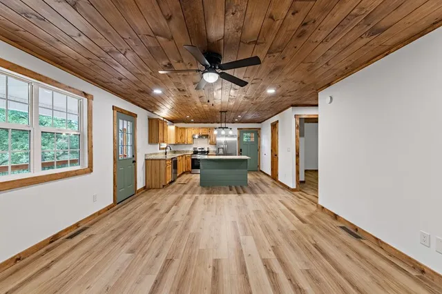 en empty room with wooden floor