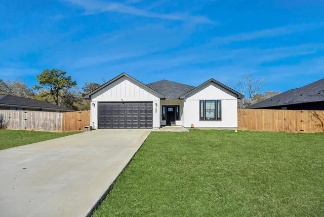 $302,000 | 118 Nelson Lane, Anahuac, TX 77514