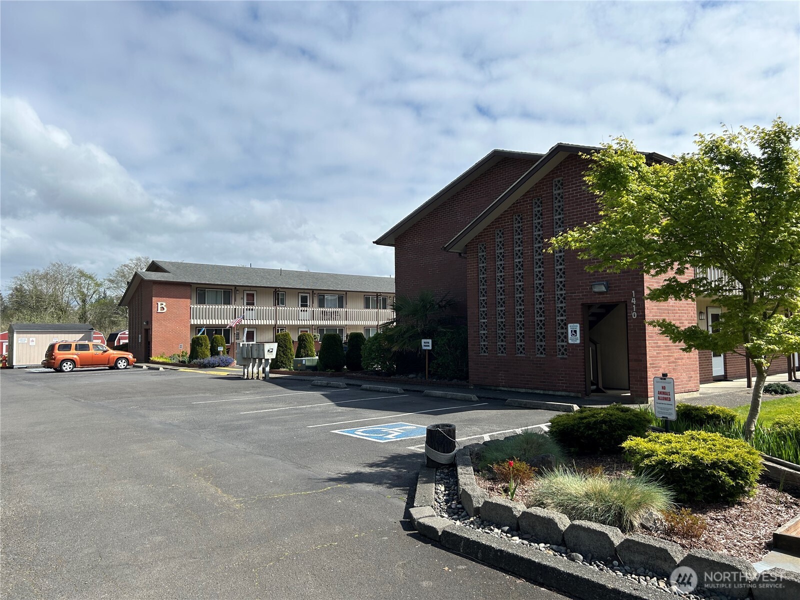 1420 48th Street, Unit B10 Seaview, WA 98644 - Photo 17 of 20 a view of a car in front of a building
