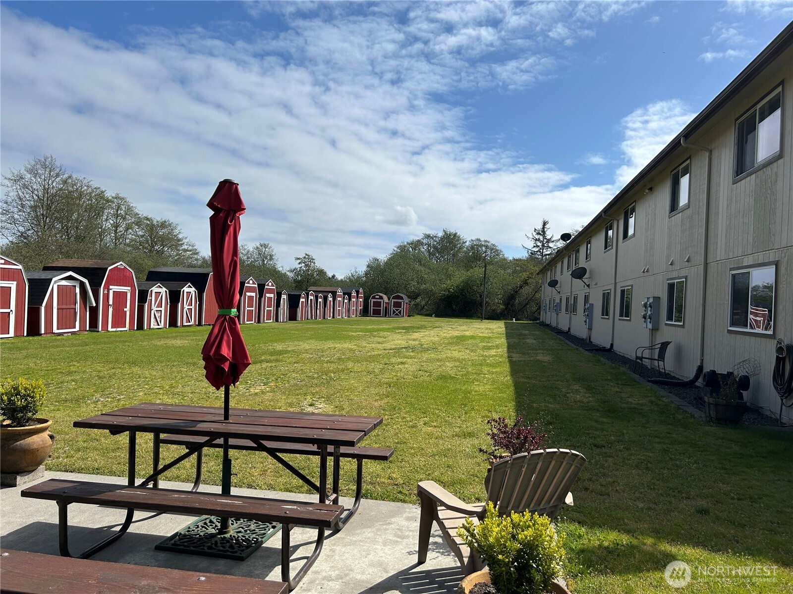 1420 48th Street, Unit B10 Seaview, WA 98644 - Photo 19 of 20 a view of a chairs and table on the patio