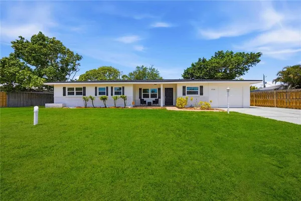 $470,000 | 5726 Waneta Place, Sarasota, FL 34231