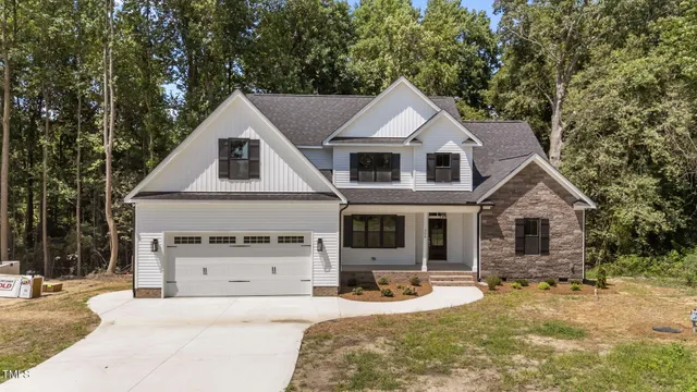a view of a yard in front of house