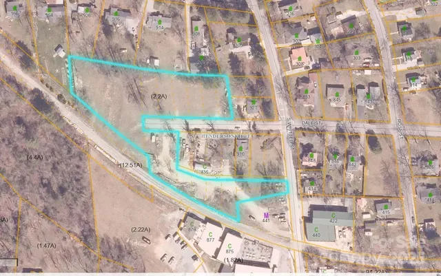 a view of entryway with a small yard