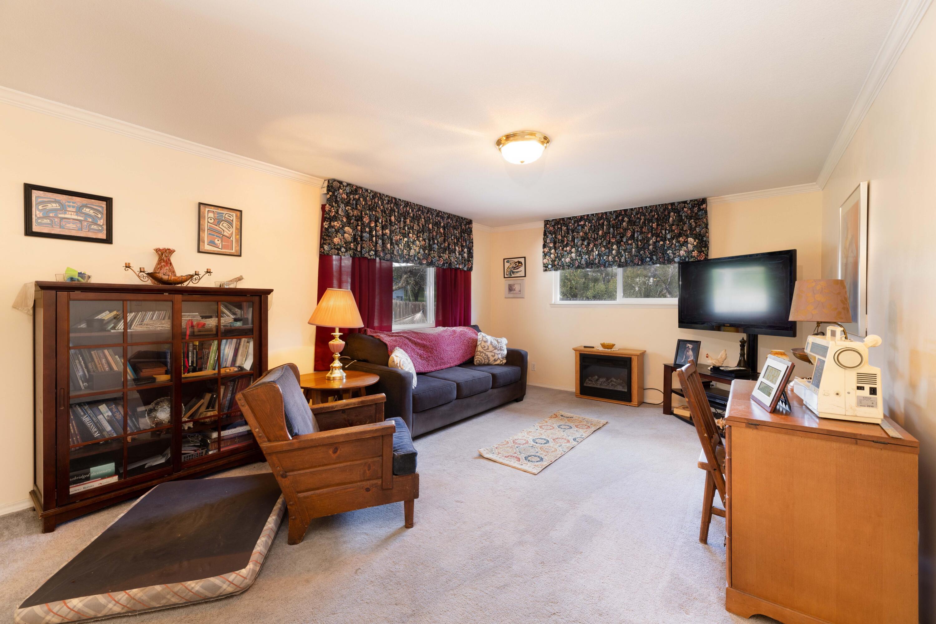 8790 Redbank Road Redding, CA 96001 - Photo 6 of 21 a living room with furniture and a flat screen tv
