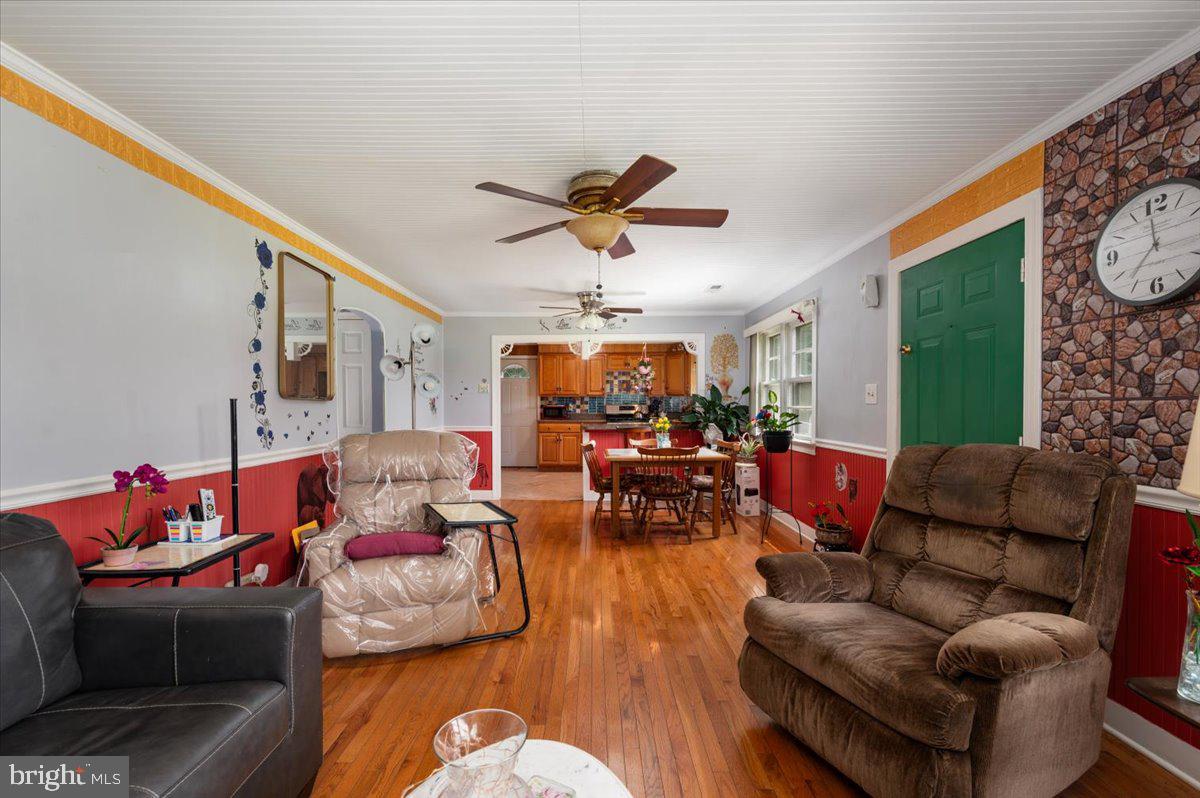 141 Raintree Lane Reedville, VA 22539 - Photo 59 of 86 Cozy living space with vibrant accents.
