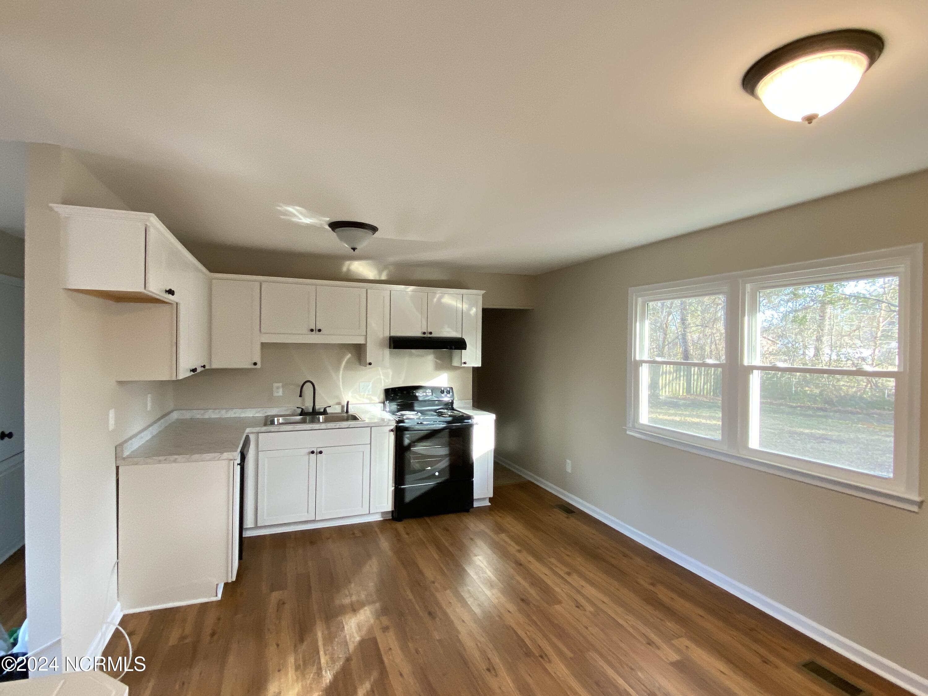 110 Sycamore Street Dunn, NC 28334 - Photo 6 of 28 IMG_9305